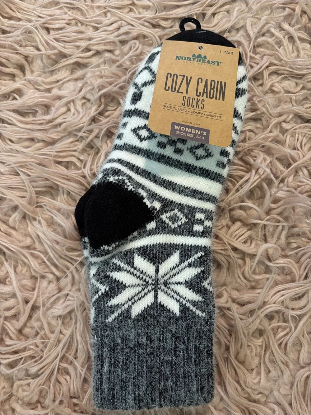 NWT Northeast Outfitters Cozy Cabin Socks - Oversized Snowflake Crew